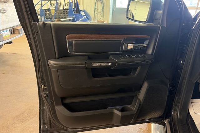 2018 RAM 1500 Laramie Crew Cab 4x4 5'7' Box